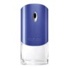 Flakon perfum o pojemności 100 ml z niebieską górną częścią i przezroczystą dolną, z napisem "GIVENCHY POUR HOMME" na froncie.