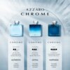 Na zdjęciu widoczne są trzy flakony perfum Azzaro Chrome, każdy z opisem: "AUTHENTIC" z nutami cytrusowymi, wodnymi i drzewnymi, "JOYFUL" z nutami fougère, aromatycznymi i drzewnymi oraz "HAPPINESS" z nutami fougère, aromatycznymi i cytrusowymi. Każdy opis zawiera także informację o intensywności zapachu oraz krótką notkę na temat inspiracji relacją ojca i syna.