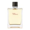Na zdjęciu znajduje się flakon perfum z napisem "Terre d'Hermès". Butelka ma prostokątny kształt i czarny korek.