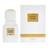 Biały flakon perfum z złotym napisem "Violet Musc Ajmal" obok białego pudełka z podobnym złotym napisem. Na pudełku widnieje również napis "Ajmal Eau de Parfum 100 ml 3.4 fl.oz".