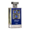 Butelka perfum o nazwie "Lattafa Blue Sapphire" z niebieską etykietą ozdobioną trzema srebrnymi kwadratami z niebieskimi kamieniami. Na etykiecie widnieje napis w języku arabskim oraz angielskim, a także logo "Lattafa Pride".