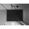 Czarny matowy brodzik prostokątny o wymiarach 110 x 95 cm jest zamontowany na tle szarych płytek, z widoczną słuchawką prysznicową i rośliną w doniczce. Na podłodze leży jasny dywanik łazienkowy.