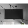 Czarny matowy brodzik prostokątny o wymiarach 160 x 90 cm jest zamontowany na szarej, kafelkowej podłodze łazienki. Obok brodzika znajduje się szara mata łazienkowa oraz zielona roślina w doniczce.