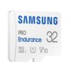 Na zdjęciu znajduje się biała karta pamięci z niebieskim napisem "SAMSUNG" oraz czarnymi oznaczeniami "PRO Endurance", "32", "microSD HC I", "U1", "V10".