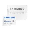 Na zdjęciu znajduje się karta pamięci z napisem "SAMSUNG PRO Endurance 32" oraz adapter z napisem "SAMSUNG SD Adapter for microSD". Oba elementy są w kolorze białym z niebieskimi i szarymi napisami.