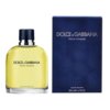 Na zdjęciu widoczna jest butelka perfum z przezroczystego szkła z ciemnym korkiem, obok której znajduje się granatowe pudełko. Na obu widnieje napis: "Dolce & Gabbana Pour Homme Eau de Toilette 200 ml e 6.7 FL OZ".