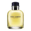 Przedstawiono flakon perfum o pojemności 125 ml z przezroczystego szkła, wypełniony żółtawym płynem, z ciemnym korkiem. Na butelce widnieje napis: "DOLCE & GABBANA POUR HOMME EAU DE TOILETTE".