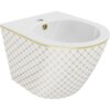 Biały wiszący bidet z wzorem w złotą kratkę, z otworem na baterię i złotym elementem przy otworze. Produkt ma gładką, zaokrągloną formę i elegancki design.