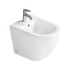 Biały bidet stojący z chromowaną baterią i otworem przelewowym na górnej powierzchni. Produkt ma zaokrąglone krawędzie i gładką powierzchnię.
