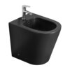 Czarny matowy bidet stojący z zaokrąglonymi krawędziami, wyposażony w chromowaną baterię. Produkt ma gładką powierzchnię i otwór przelewowy.