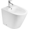 Biały, stojący bidet z zaokrąglonymi krawędziami i chromowaną baterią. Na powierzchni widoczny jest otwór przelewowy.