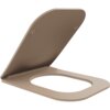 Na zdjęciu widoczna jest deska sedesowa w kolorze cappuccino mat, wykonana z duroplastu, z mechanizmem wolnoopadającym. Produkt ma smukły design i prostokątny kształt z zaokrąglonymi krawędziami.