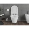 Na zdjęciu znajduje się biała, połyskująca miska WC typu Rimless Tornado z deską wolnoopadającą slim, zamontowana na tle szarej, kafelkowej ściany. Obok miski znajduje się uchwyt z papierem toaletowym oraz szczotka do WC w metalowym stojaku.