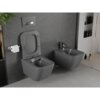 Na zdjęciu znajduje się ciemnoszara, matowa miska WC typu Rimless z deską wolnoopadającą, zamontowana na ścianie w nowoczesnej łazience. Obok widoczny jest bidet w tym samym stylu, a na ścianie znajduje się uchwyt na papier toaletowy oraz przycisk spłukujący.