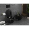 Czarne, matowe WC i bidet z złotymi liniami są zamontowane na szarej, teksturowanej ścianie. Obok WC znajduje się uchwyt z papierem toaletowym, a na podłodze leżą książki i czasopisma.