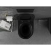 Czarne, matowe WC z deską wolnoopadającą i złotą linią, zamontowane na ścianie z szarych płytek, obok uchwyt na papier toaletowy oraz stos książek, w tym widoczna okładka "John Ruskin: Von Venedig". Na ścianie znajduje się przycisk spłukujący.