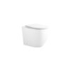 Biała, połyskująca miska WC stojąca z deską wolnoopadającą typu slim, wykonana z duroplastu. Produkt ma nowoczesny, minimalistyczny design bez widocznych elementów montażowych.