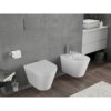 Na zdjęciu znajduje się nowoczesna łazienka z szarymi płytkami na ścianie i drewnianą podłogą, wyposażona w wiszącą miskę WC oraz bidet o białym, połyskującym wykończeniu. Obok znajduje się uchwyt na papier toaletowy, a w tle widoczna jest biała szafka z umywalką oraz akcesoria łazienkowe.