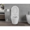 Na zdjęciu znajduje się biała, połyskująca miska WC typu rimless z deską wolnoopadającą slim, zamontowana na tle szarej ściany z płytek. Obok miski znajduje się uchwyt z papierem toaletowym oraz szczotka toaletowa w metalowym stojaku.