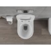 Biała miska WC typu rimless z deską wolnoopadającą slim, wykonana z duroplastu, zamontowana na tle szarej ściany z drewnianą podłogą. Obok znajduje się uchwyt z rolką papieru toaletowego oraz przycisk spłukujący.