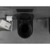 Czarne, matowe WC typu rimless z deską wolnoopadającą, zamontowane na ścianie z szarych płytek, obok którego znajduje się uchwyt z papierem toaletowym oraz stos książek. Na ścianie widoczny jest przycisk spłukujący z logo "media expert".