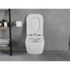 Na zdjęciu znajduje się biała, połyskująca miska WC typu Rimless z deską wolnoopadającą slim, zamontowana na tle szarej, kafelkowej ściany. Obok widoczny jest uchwyt z rolką papieru toaletowego oraz półka z ręcznikami i akcesoriami łazienkowymi.
