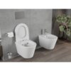 Na zdjęciu znajduje się biała, matowa miska WC bez kołnierza z deską wolnoopadającą oraz bidet, oba zamontowane na ścianie w nowoczesnej łazience. Obok miski WC widoczny jest uchwyt na papier toaletowy, a w tle znajduje się szara ściana z płytkami oraz roślina w doniczce.