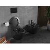 Na zdjęciu znajduje się czarna, matowa miska WC z otwartą deską wolnoopadającą oraz bidet, zamontowane na ścianie w nowoczesnej łazience z szarymi płytkami. Obok miski WC wisi uchwyt z rolką papieru toaletowego, a w tle widoczna jest roślina w doniczce.