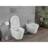Na zdjęciu znajduje się biała, połyskująca miska WC typu rimless z deską wolnoopadającą slim, obok której umieszczony jest bidet z chromowaną baterią. W tle widoczne są szare płytki ścienne, uchwyt na papier toaletowy oraz roślina w doniczce.