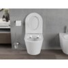Na zdjęciu znajduje się biała, połyskująca miska WC typu rimless z deską wolnoopadającą slim, zamontowana na tle szarej ściany. Obok widoczny jest uchwyt z papierem toaletowym oraz szczotka toaletowa w metalowym stojaku.