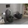 Czarne, matowe WC typu rimless oraz bidet zamontowane na ścianie w nowoczesnej łazience z szarymi płytkami. Obok WC znajduje się uchwyt na papier toaletowy, a na ścianie widoczny jest panel z dwoma przyciskami.