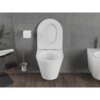 Na zdjęciu znajduje się biała, połyskująca miska WC typu Rimless z deską wolnoopadającą slim, zamontowana na tle szarej, kafelkowej ściany. Obok miski znajduje się uchwyt z papierem toaletowym oraz szczotka toaletowa w metalowym stojaku.