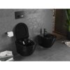 Czarne, błyszczące WC i bidet zamontowane na szarej, teksturowanej ścianie łazienki, obok uchwytu z papierem toaletowym. Na podłodze leżą książki i czasopisma, a w tle widoczna jest roślina w doniczce.