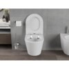Na zdjęciu znajduje się biała, połyskująca miska WC typu Rimless z deską wolnoopadającą slim, zamontowana na tle szarej ściany. Obok widoczny jest uchwyt z papierem toaletowym oraz szczotka do WC w metalowym stojaku.