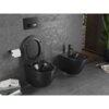 Na zdjęciu znajduje się czarna matowa miska WC z deską wolnoopadającą oraz bidet, zamontowane na tle szarej, teksturowanej ściany. Obok miski WC wisi uchwyt z rolką papieru toaletowego, a na podłodze leżą książki i czasopisma.