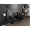 Czarne, matowe WC i bidet zamontowane na ciemnej, kafelkowej ścianie, obok uchwytu z papierem toaletowym. W tle widoczne są półki z ułożonymi ręcznikami i koszami.