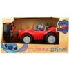 Pudełko zawiera zdalnie sterowany czerwony samochód z figurką postaci z dużymi uszami w środku oraz kontroler. Na opakowaniu widnieje tekst: "Stitch Buggy Radio Control R/C Disney Stitch", a także logo "Jada" i oznaczenie "2.4 GHz Turbo Boost".