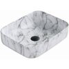 Biała umywalka nablatowa o wymiarach 50 x 39 cm z kamiennym wzorem, z czarnym odpływem na dnie. Powierzchnia umywalki ma delikatne, szare żyłkowania przypominające marmur.