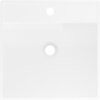 Biała, matowa umywalka wolnostojąca o kwadratowym kształcie z dwoma otworami, jednym na baterię i drugim na odpływ, wykonana z konglomeratu. Produkt ma wymiary 45 x 45 cm.