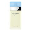 Przedstawiono prostokątną butelkę z przezroczystego szkła z niebieskim, matowym korkiem. Na butelce widnieje napis: "DOLCE & GABBANA light blue, EAU DE TOILETTE".