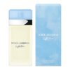 Butelka perfum z jasnoniebieskim korkiem obok niebieskiego pudełka. Na obu widnieje napis: "DOLCE & GABBANA light blue", a na pudełku dodatkowo: "EAU DE TOILETTE MADE IN ITALY 100 ml e 3.3 FL OZ".
