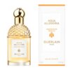 Na zdjęciu widoczna jest butelka perfum z ozdobnym złotym korkiem i etykietą z napisem "Aqua Allegoria Mandarine Basilic Guerlain Paris", obok znajduje się pudełko z tymi samymi napisami oraz grafiką pszczoły. Na dole pudełka widnieje napis "75 ml 2.5 FL OZ Eau de Toilette".