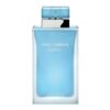 Prostokątna butelka z niebieskiego szkła z przezroczystą nakrętką, na której widnieje napis "Dolce & Gabbana Light Blue eau intense".