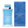 Na zdjęciu widoczna jest niebieska butelka perfum oraz pasujące do niej opakowanie. Na obu znajduje się napis: "DOLCE & GABBANA light blue EAU INTENSE", a na opakowaniu dodatkowo: "EAU DE PARFUM MADE IN ITALY 100 ml e 3.3 FL.OZ".