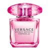 Różowy flakon perfum z przezroczystym, ozdobnym korkiem, na którym widnieje napis: "VERSACE BRIGHT CRYSTAL ABSOLU".
