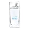 Przezroczysta butelka perfum z napisem "L'EAU KENZO POUR FEMME" w kolorze niebieskim. Butelka ma prostokątny kształt z zakrzywionym wierzchołkiem i srebrnym atomizerem.