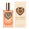 Butelka perfum o różowym odcieniu z ozdobnym złotym emblematem w kształcie serca z literami "DG" oraz pudełko z identycznym emblematem i napisami: "DOLCE & GABBANA DEVOTION", "EAU DE PARFUM INTENSE", "MADE IN ITALY", "100 ml e 3.3 FL.OZ".