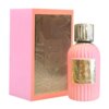 Różowa butelka perfum o żłobionej powierzchni z metaliczną, złotą etykietą z napisem "Qissa Pink" stoi obok różowego pudełka z podobnym wzorem i napisem. Etykieta i pudełko mają dekoracyjny wzór liści.