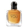 Butelka perfum o prostokątnym kształcie z zaokrąglonymi krawędziami, wypełniona bursztynowym płynem, z napisem "STRONGER WITH YOU" na froncie. Na dole widnieje logo "EMPORIO ARMANI".