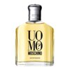 Butelka wody toaletowej z przezroczystego szkła, wypełniona jasnożółtym płynem, z metalowym korkiem. Na butelce widnieje czarny napis: "UOMO? MOSCHINO EAU DE TOILETTE".